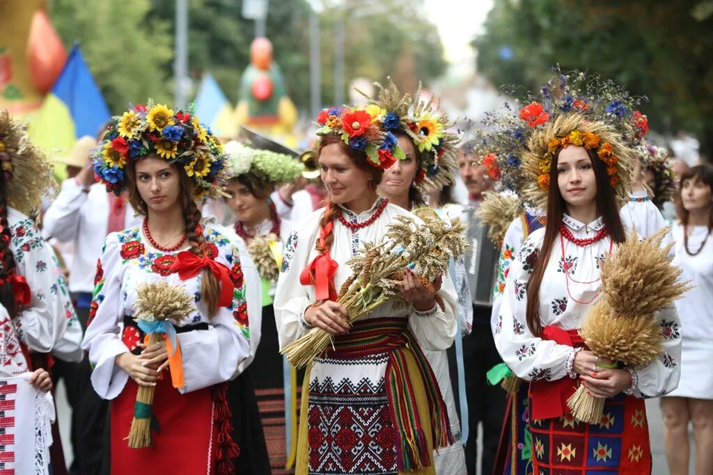 Современную украинскую. Украинский национальный костюм. Украинский народный костюм. Украинская культура. Украина культура и традиции.