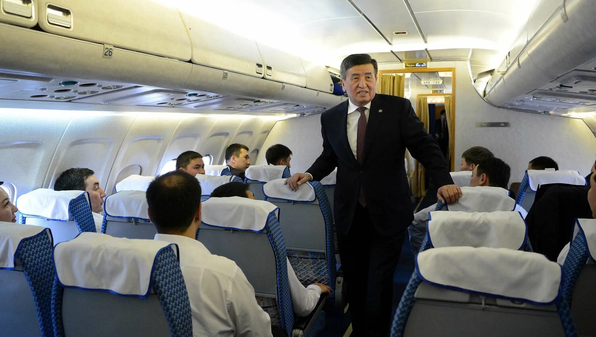 Самолёт президента Киргизии. Самолет приздиинт Кыргызстан. Киргиз в самолёте.