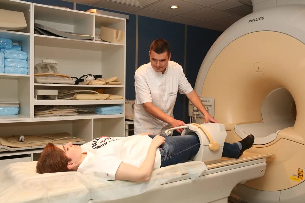 Где в нижнем новгороде можно сделать мрт. Магнитно-резонансный томограф в ВОКДЦ 1. Магнитно-резонансная томография коленного сустава. Мрт коленного сустава аппарат. Томограф колена.