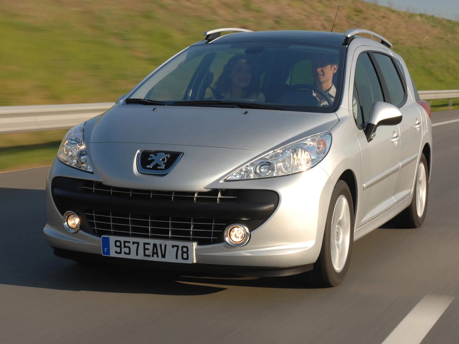 Какое пежо лучше купить. Peugeot 207. Peugeot 207 SW. Пежо 207 1 поколение. Пежо 207 универсал.