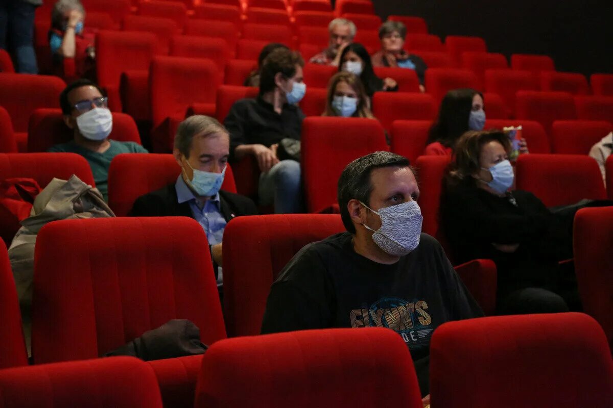 Кинотеатры работают 22 февраля. Кинотеатр победа мелитополь вип зал. Кинотеатр. Кинотеатры работают 22 февраля. Люди в кинотеатре.