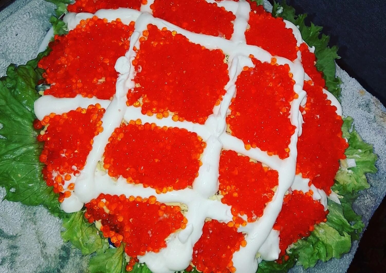 салат царский с красной икрой. салат с креветками и икрой. салат с креветками слоеный и икрой. салат с икрой и крабовыми палочками. салат с крабовой палочкой и икрф.