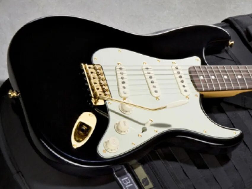 Fender black. Fender custom shop limited edition john mayer stratocaster black one. золотой стратокастер. электрогитара fender черная матовая maid in usa. stratocaster черно красный.