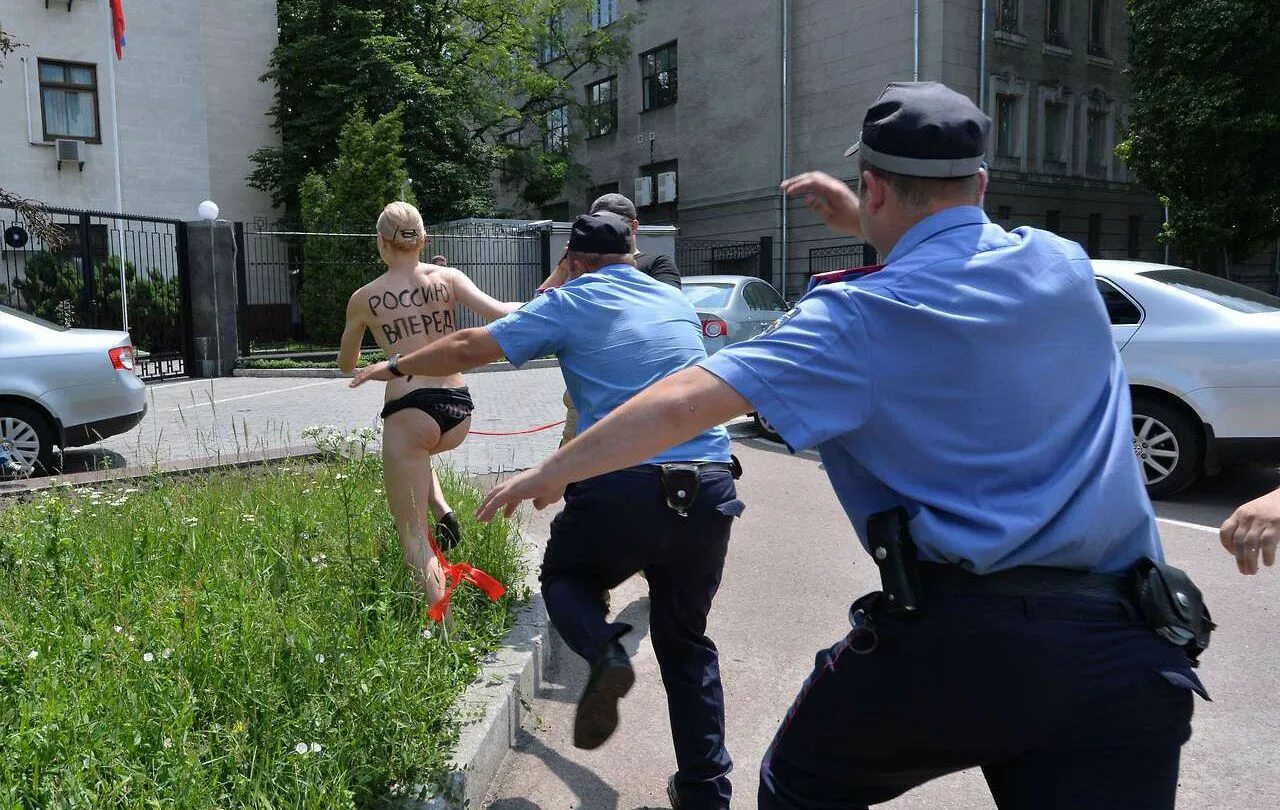 Нарушать приезд. Полиция бежит. Бежит от полиции.