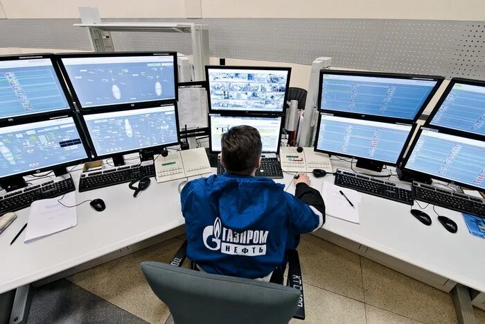 Оператор электронной платформы. Оператор нефтепереработки. оператор технологических установок. оператор за пультом управления.