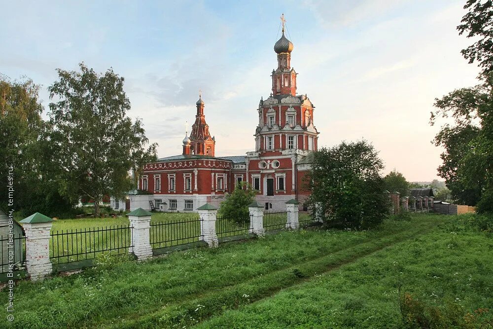 Усадьба софрино. Софрино Смоленская Церковь. Храм в Софрино Пушкинского района. Село Софрино Смоленская Церковь. Село Софрино Пушкинский район Церковь.