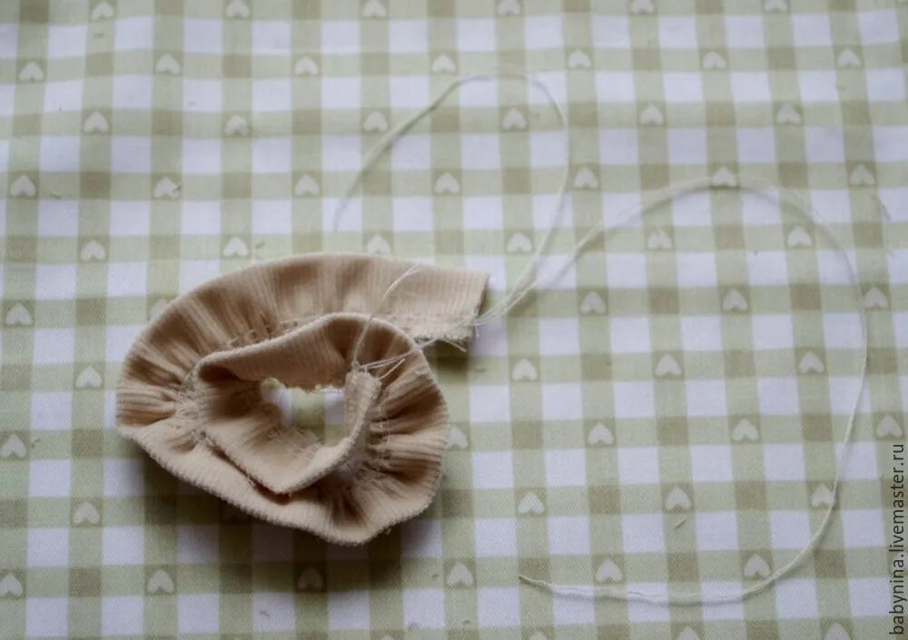 Вшить карман в боковой шов. Сшита аккуратно. Фартук для куклы. Сшита аккуратно. Сшита аккуратно.