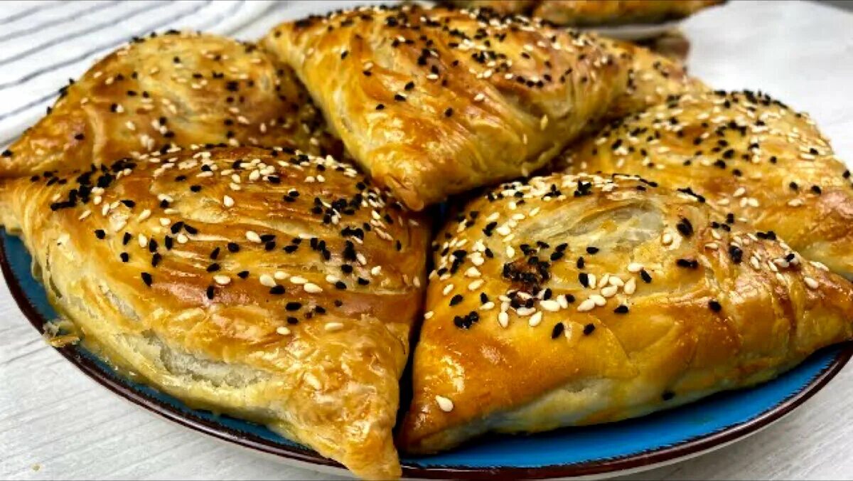 Самса слоеная с курицей. Самса хрустящая. Коса самбуса. Слоеное тесто для самсы. Хрустящие самсы.