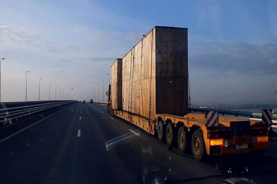 Перевозка грузов по пути. Volvo 500 негабарит. Низкорамный трал Faymonville. КАМАЗ негабарит 30 метров. Полуприцеп Faymonville STBZ-6va.