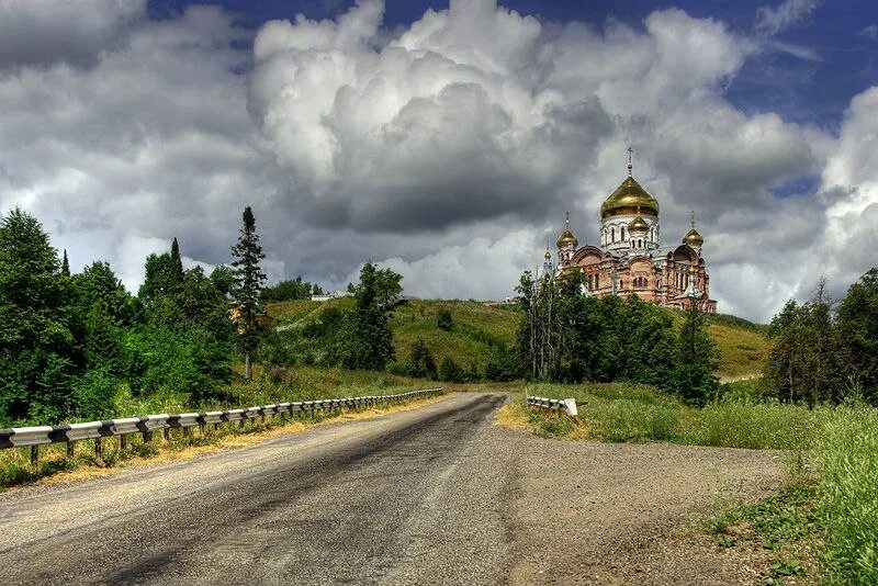 Белогорский монастырь Пермский край дорога. Дорога до Белогорского монастыря. Монастырь скит глушь. Белогорский монастырь летом. Храм дорога жизни