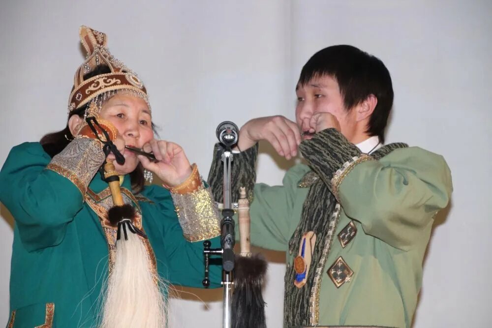 Иван алексеев хомус уйбаан. День хомуса в республике саха якутия 2020. Музыкальная школа 2 якутск. День хомуса в якутии открытка. Хомус якутия ясиа.