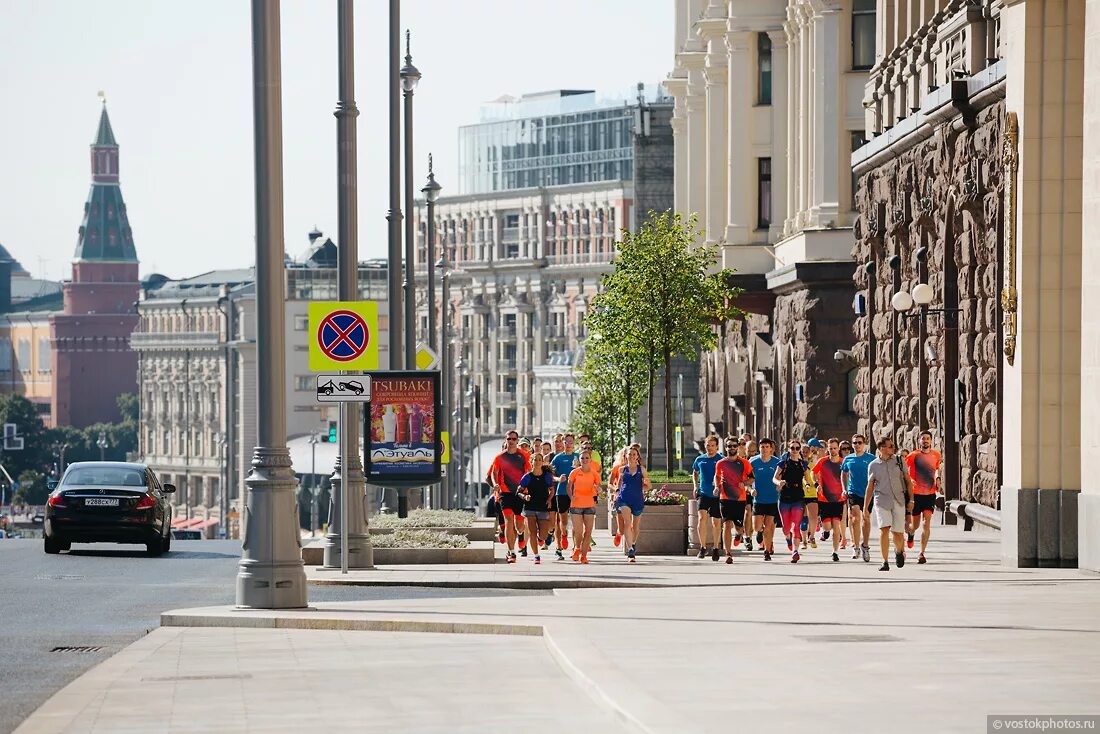 Улицы москвы лето. Тверская улица Москва. Тверская улица прогулка. Москва Тверская улица люди. Тротуар Тверской улицы МСК.