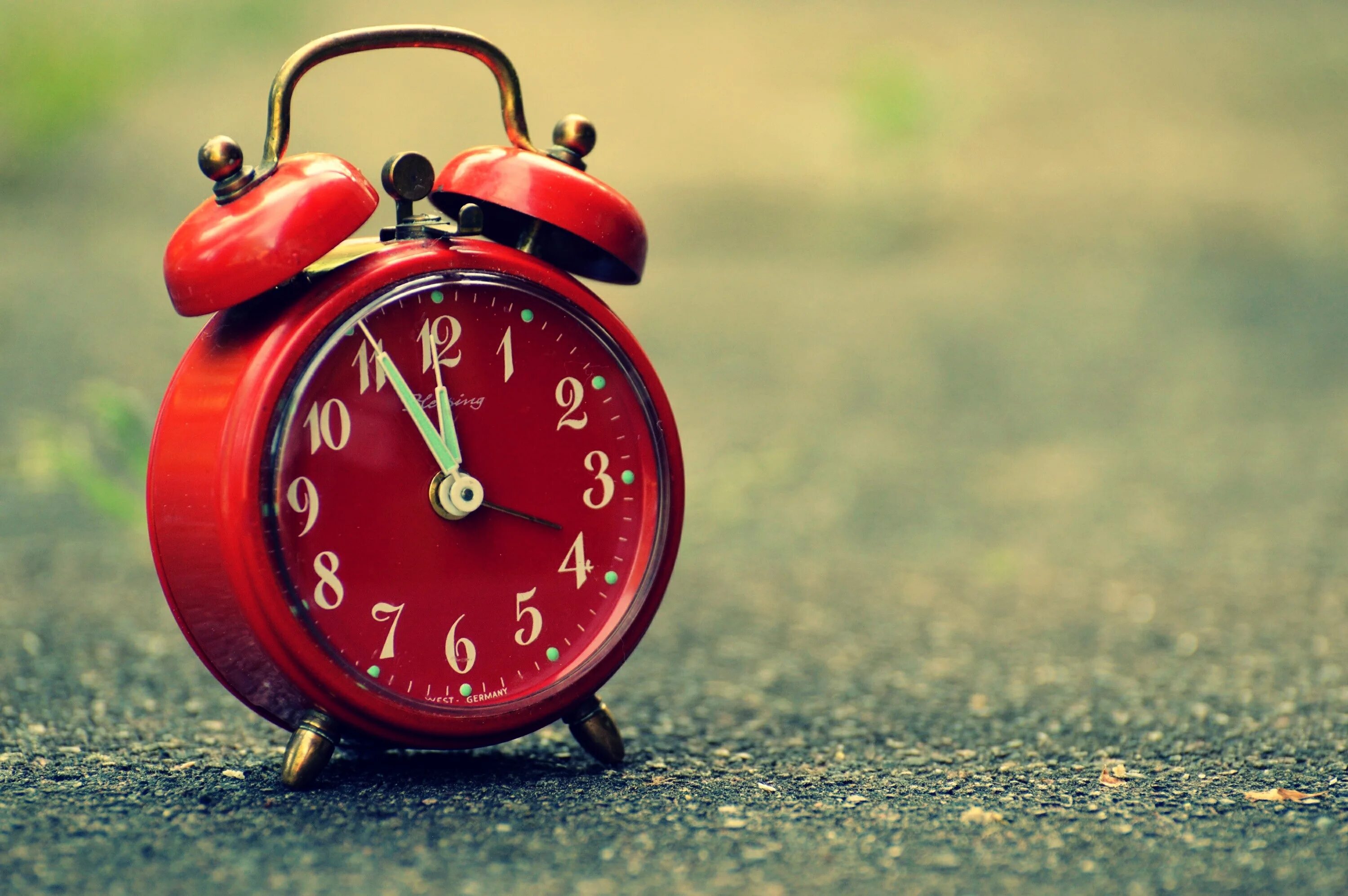 Новый день переменами. Красный будильник. Часы и время. Часы на красивом фоне. Время картинки.