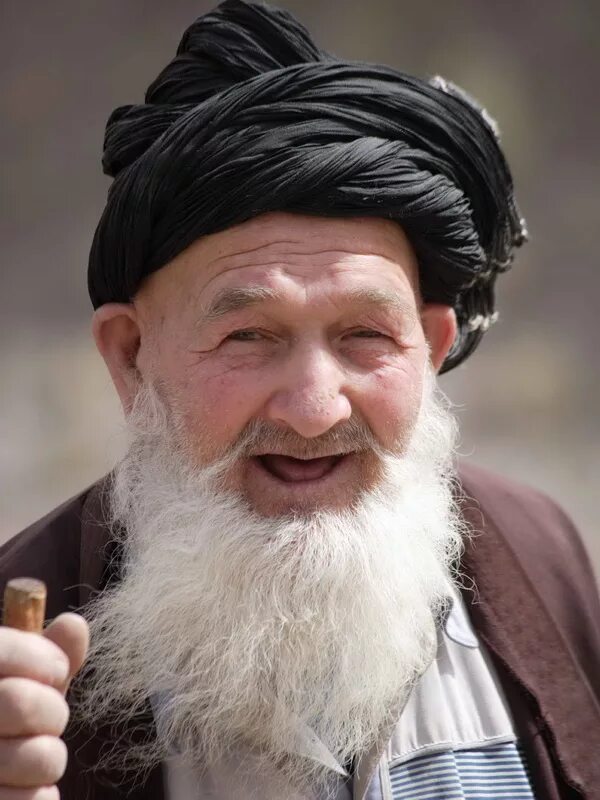 Таджик старик. Дедушка мусульманин. Восточный дед. Борода аксакала.