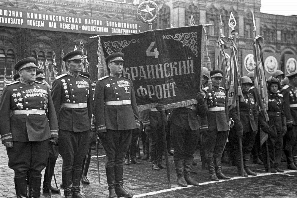 Время победы 1945 года. ВОВ парад Победы 1945. Генерал армии Еременко на параде Победы 1945 года. Парад Победы 1945 украинский фронт. Рокоссовский на параде 1945.