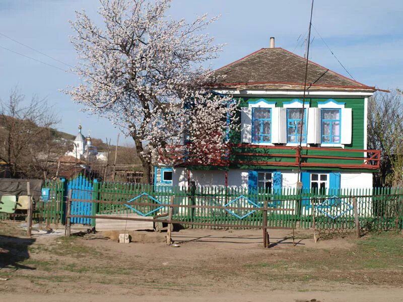 Дон хат. Курень донских Казаков Старочеркасск. Старочеркасск курень. Казачий курень станица Вешенская. Казачий курень дома Казаков в Ростовской области.