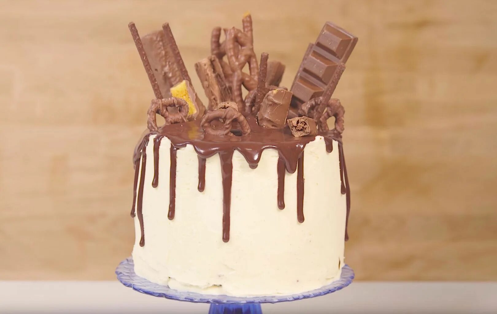 Choco cake tower tray 9. Cake choco0. drip chocolate white.