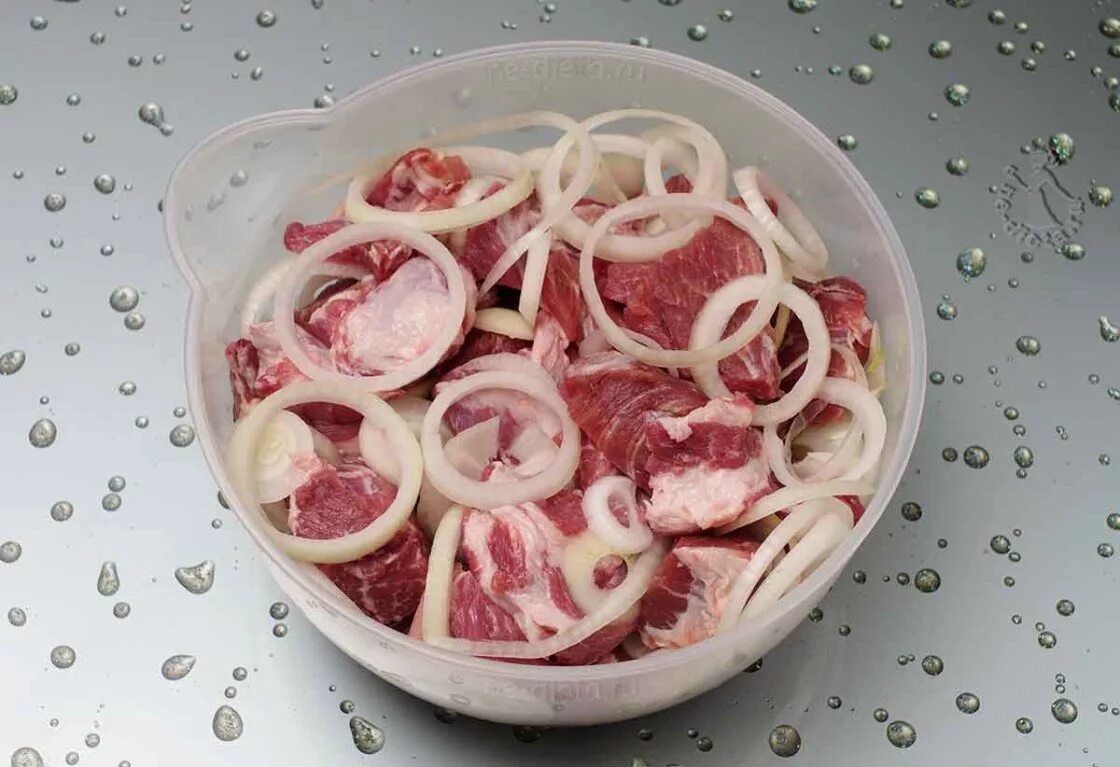 Как замариновать шашлык в воде. Маринад для мяса. маринад для шашлыка. мясо в маринаде для шашлыка. маринованное мясо для шашлыка.