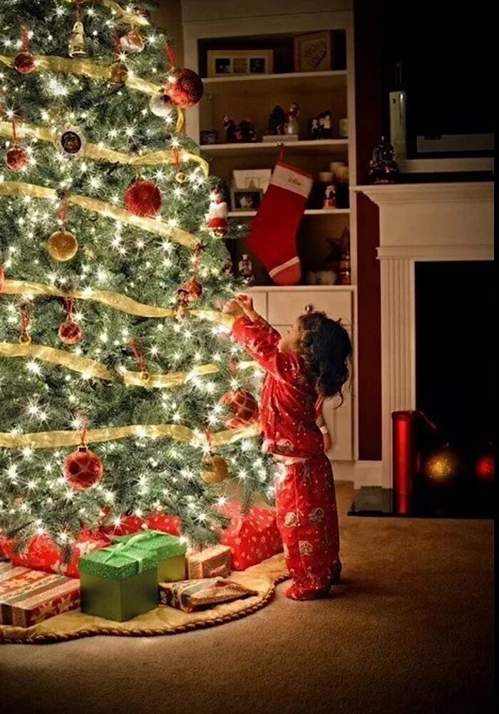 Включай про новый год. Подарки для елки. Наряжаем елку. Подарки под ёлкой. Красивая елка.