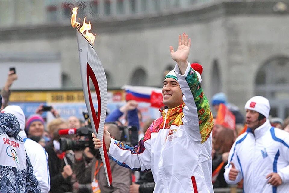 Олимпийский факелоносец сочи 2014. Кто несет олимпийский огонь. Эстафета олимпийского огня. Олимпийский огонь. Сочинский олимпийский огонь.