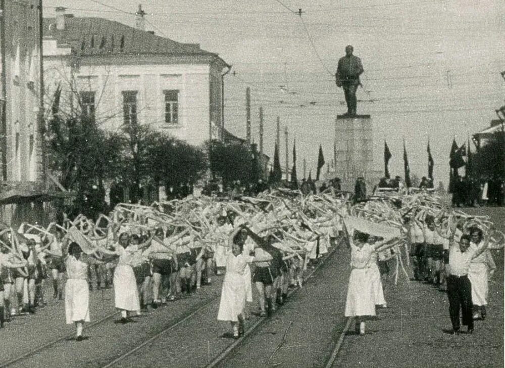 Тверь 1 мая. Демонстрация 1 мая Тверь. Первомайская демонстрация в Твери. Город Калинин 1 мая. Тверь в советские годы.