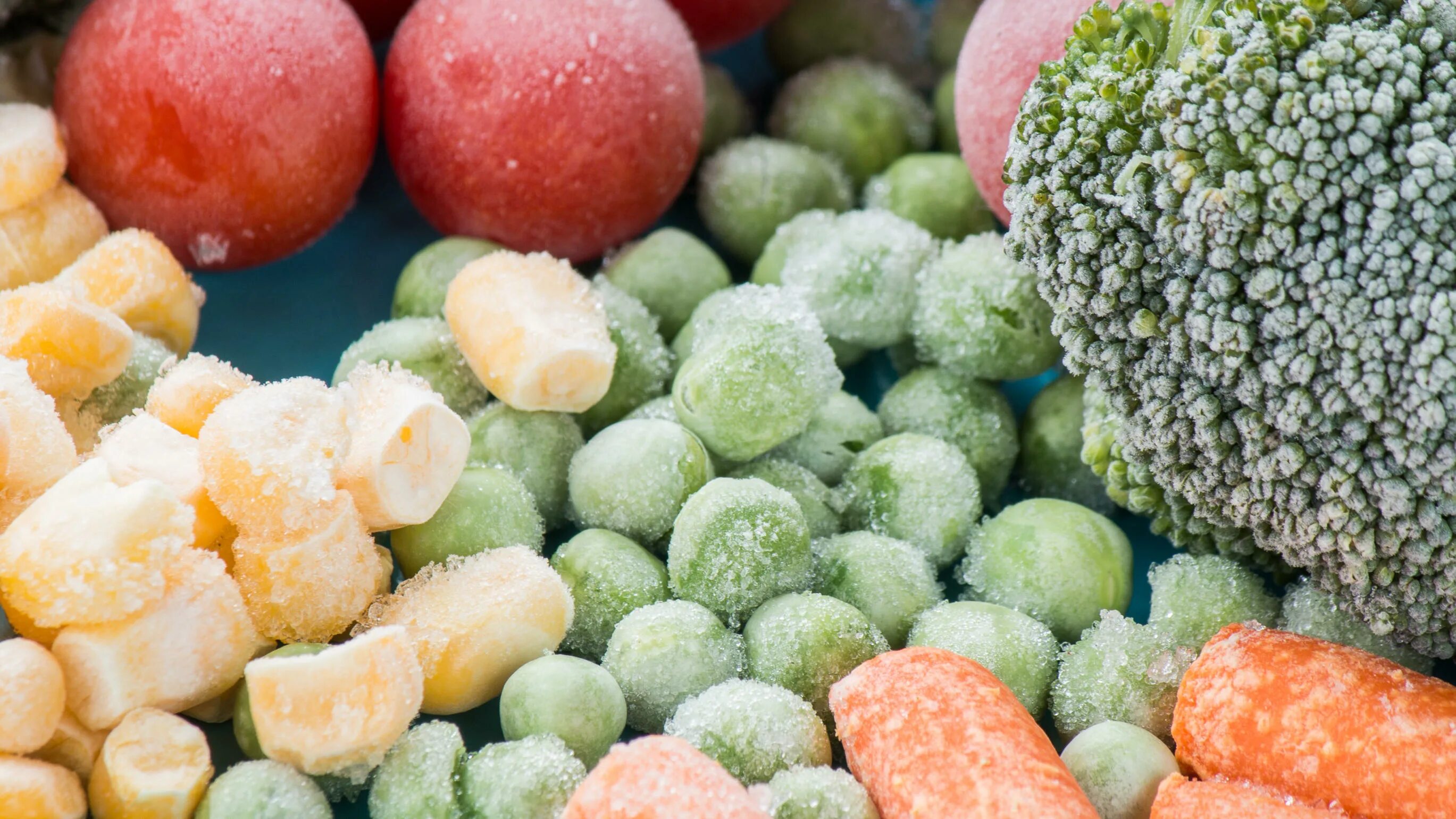 Заморозка овощей. Замороженные продукты. Свежемороженые овощи. Замороженные овощи и фрукты.
