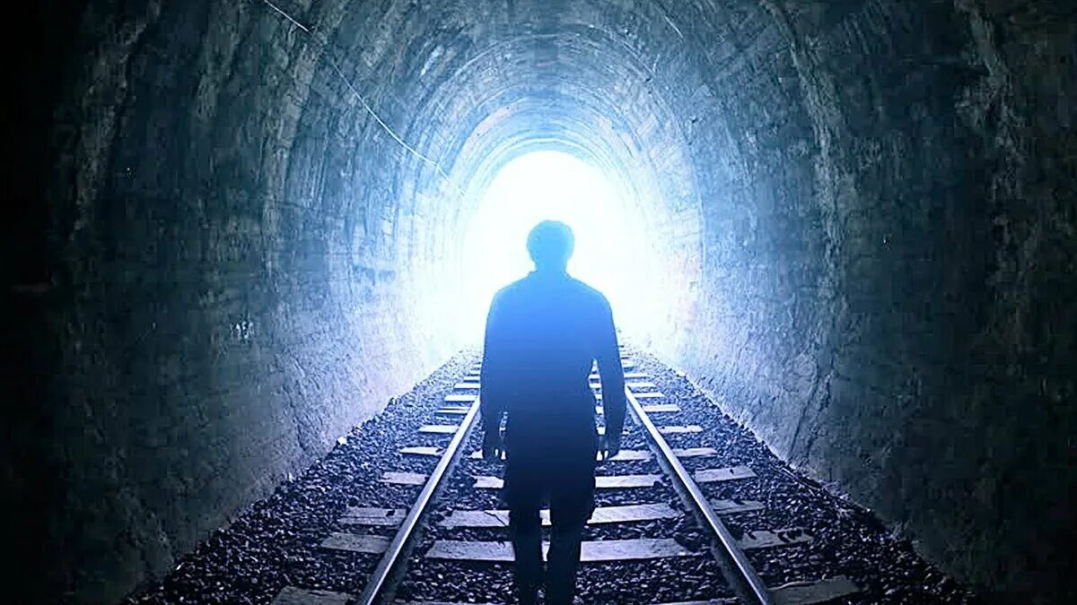 В конце туннеля виден свет. Свет в конце тоннеля. Белый свет в конце тоннеля. Свет в тоннеле.