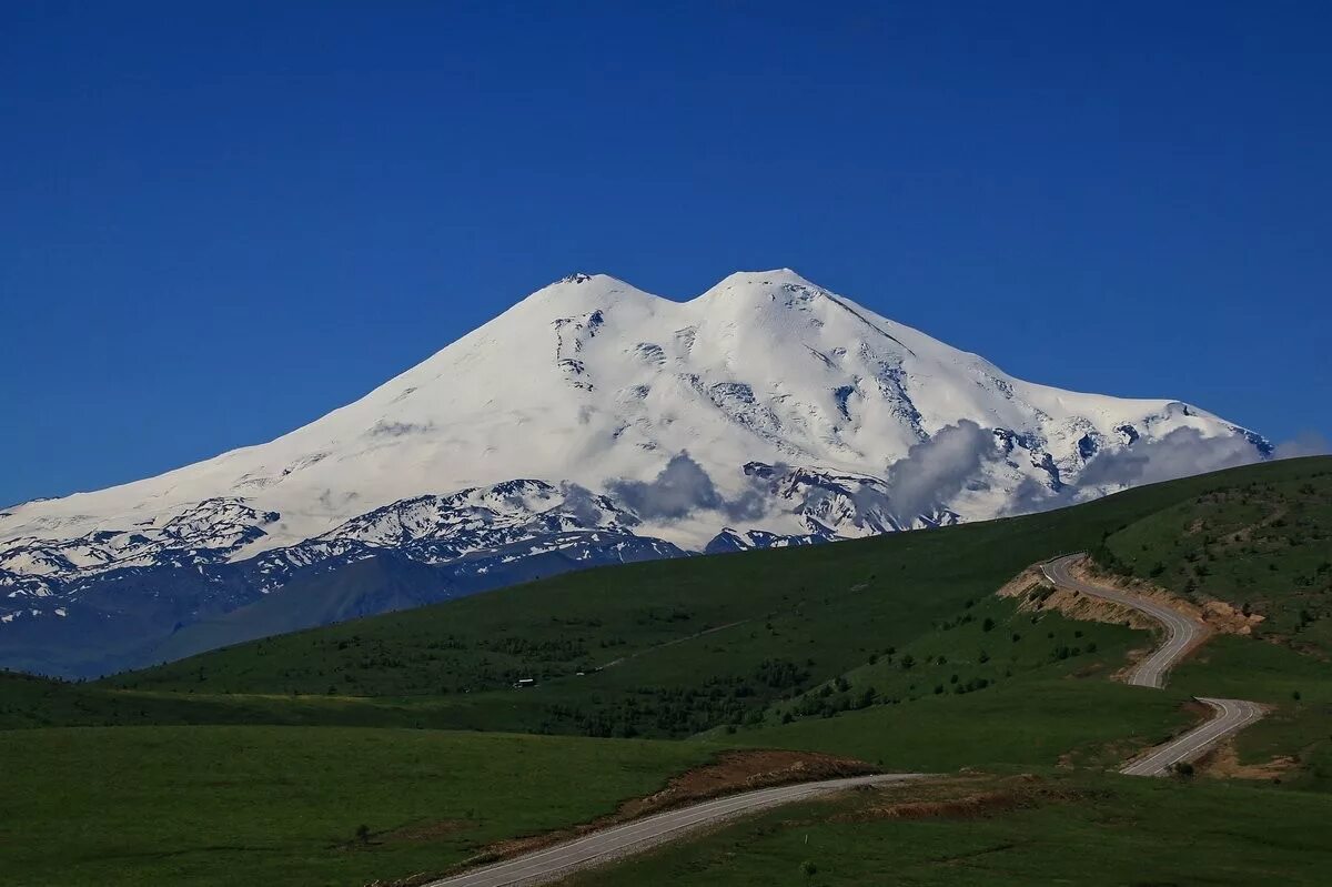 Самая высокая гора россии высотой 5642. Гора Эльбрус. Горы Кавказа Эльбрус. Гора Эльбрус фото. Гора Эльбрус 5642 метра.