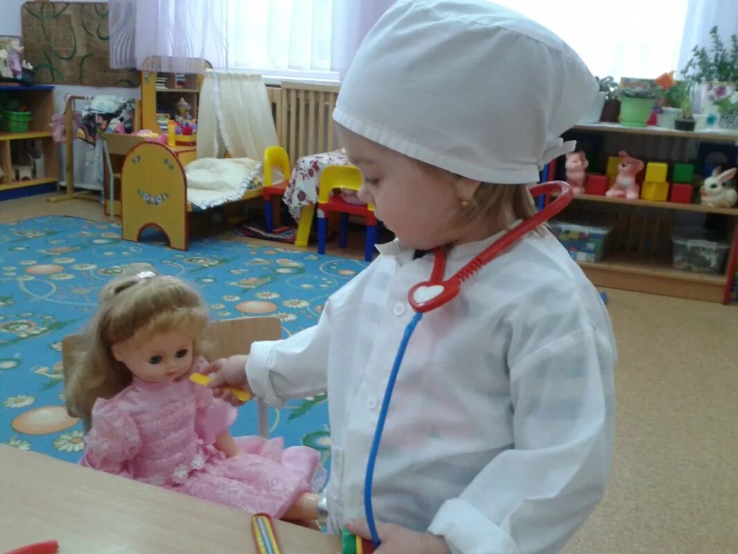 сюжетно ролевая семья. сюжетно ролевая игра больница в ср гр. сюжетно-ролевые игры. сюжетно-ролевые игры в группе. сюжетные игры для детей.