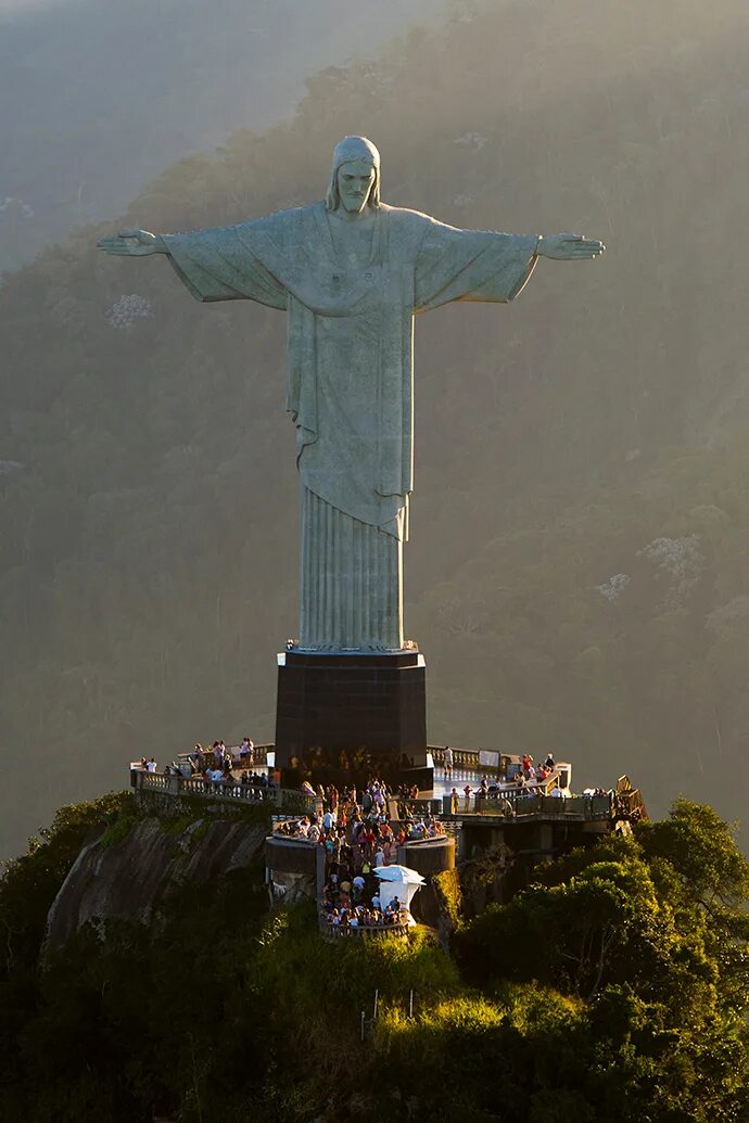 Где находится статуя искупителя. Христос искупитель рио де жанейро. Где находится статуя искупителя. Статуя иисуса в рио де жанейро. Статуя христа-искупителя бразилия.