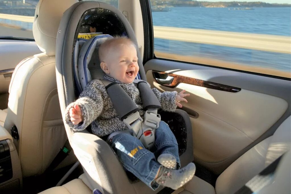 Использование автокресла. Для малышей. Машины. Автокресло для детей. Машина для детей. Малыш в автокресле.