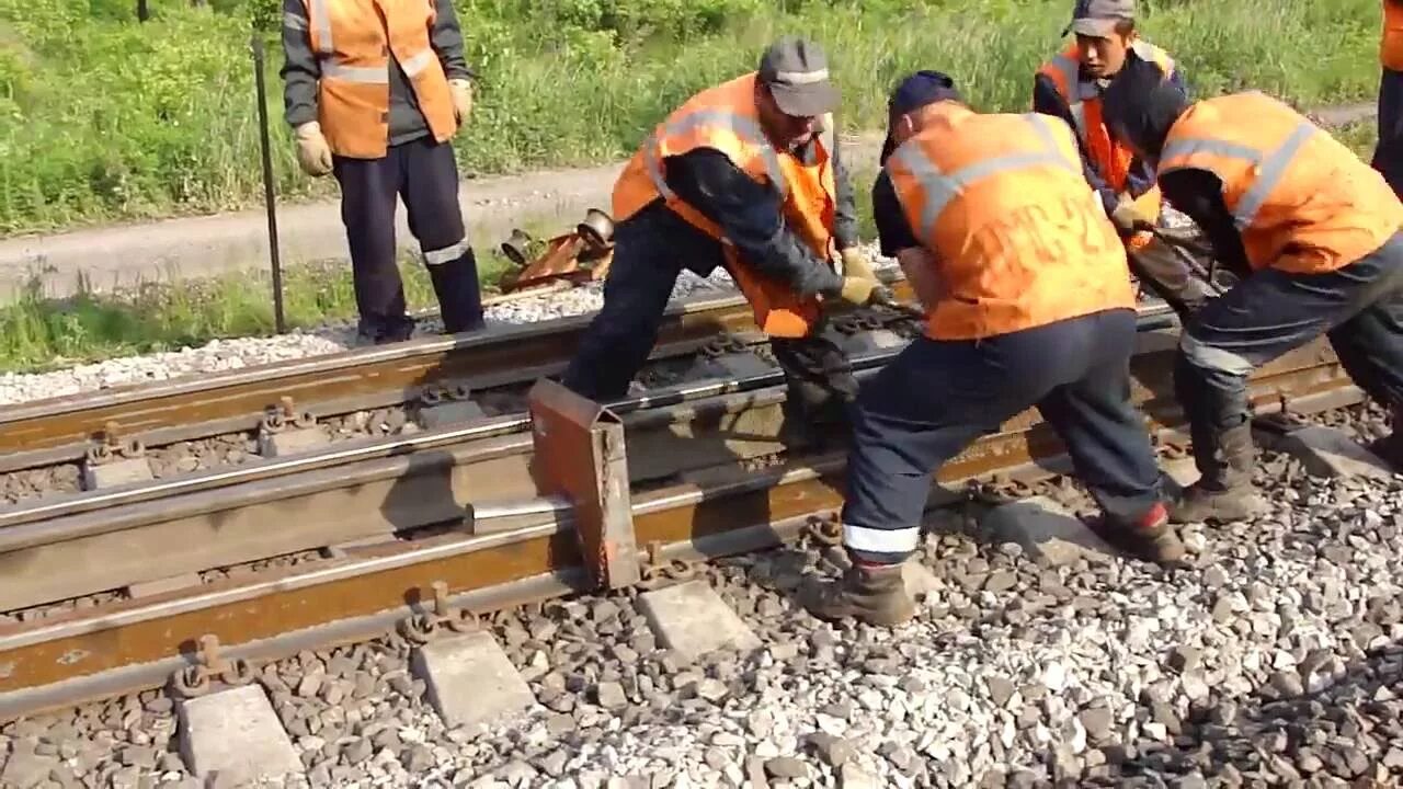 Рсм-800 сварки рельсовых плетей. Смена рельсовой плети. Замена рельсовой плети. Рельсовые плети бесстыкового пути. Укладка рельсовых плетей бесстыкового пути.