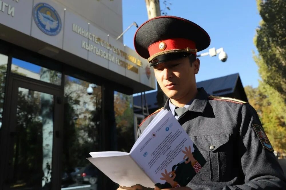 Полиция штраф. Полиция Кыргызстана. Защита сотрудников полиции. Курящие МВД. Премии полиции за выборы
