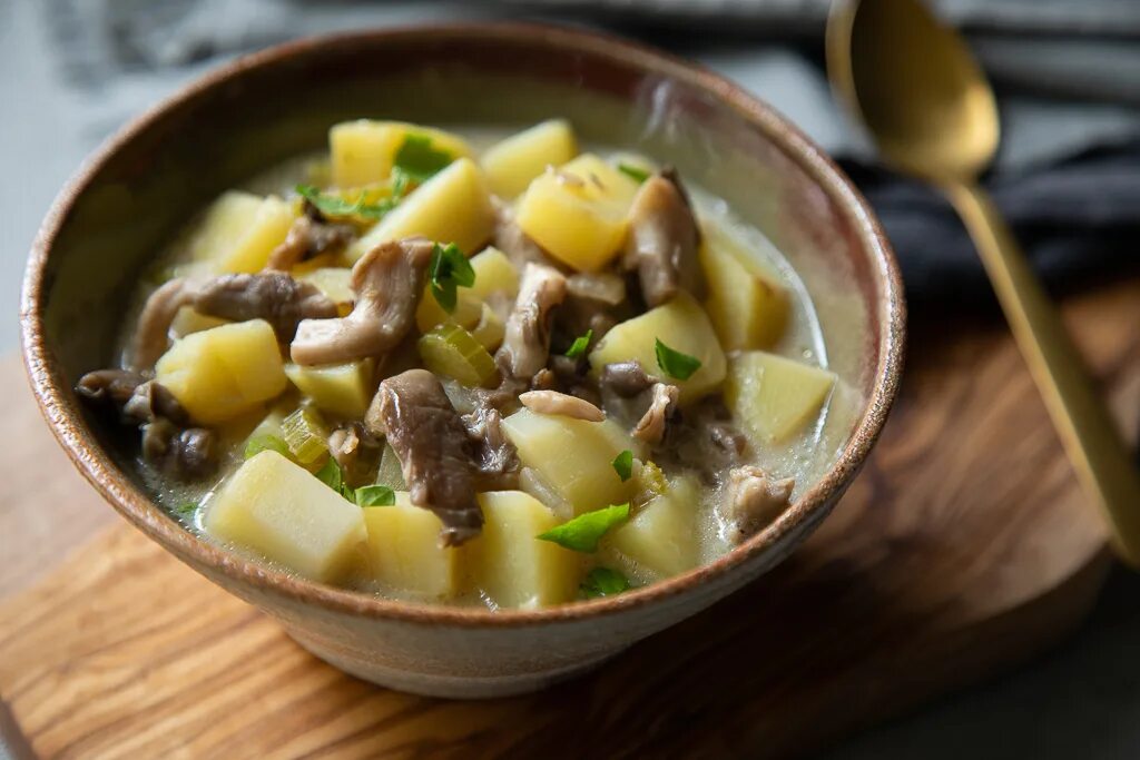 Картошка с грибами и плавленным сыром. Суп с вешенками и картошкой. картошка с вешенками. картофель с вешенками. суп из вешенок с картошкой.