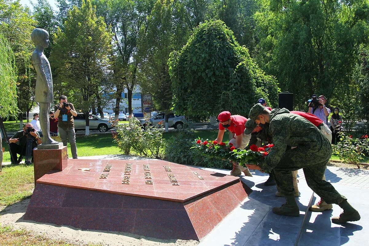 Памятник великим жертвам войны. Памятник павшим преподавателям и студентам.. Памятники погибшим морякам в Великой Отечественной войне. Памятник погибшим студентам и преподавателям. Памятник тындинцам, погибших в годы Великой Отечественной войны.