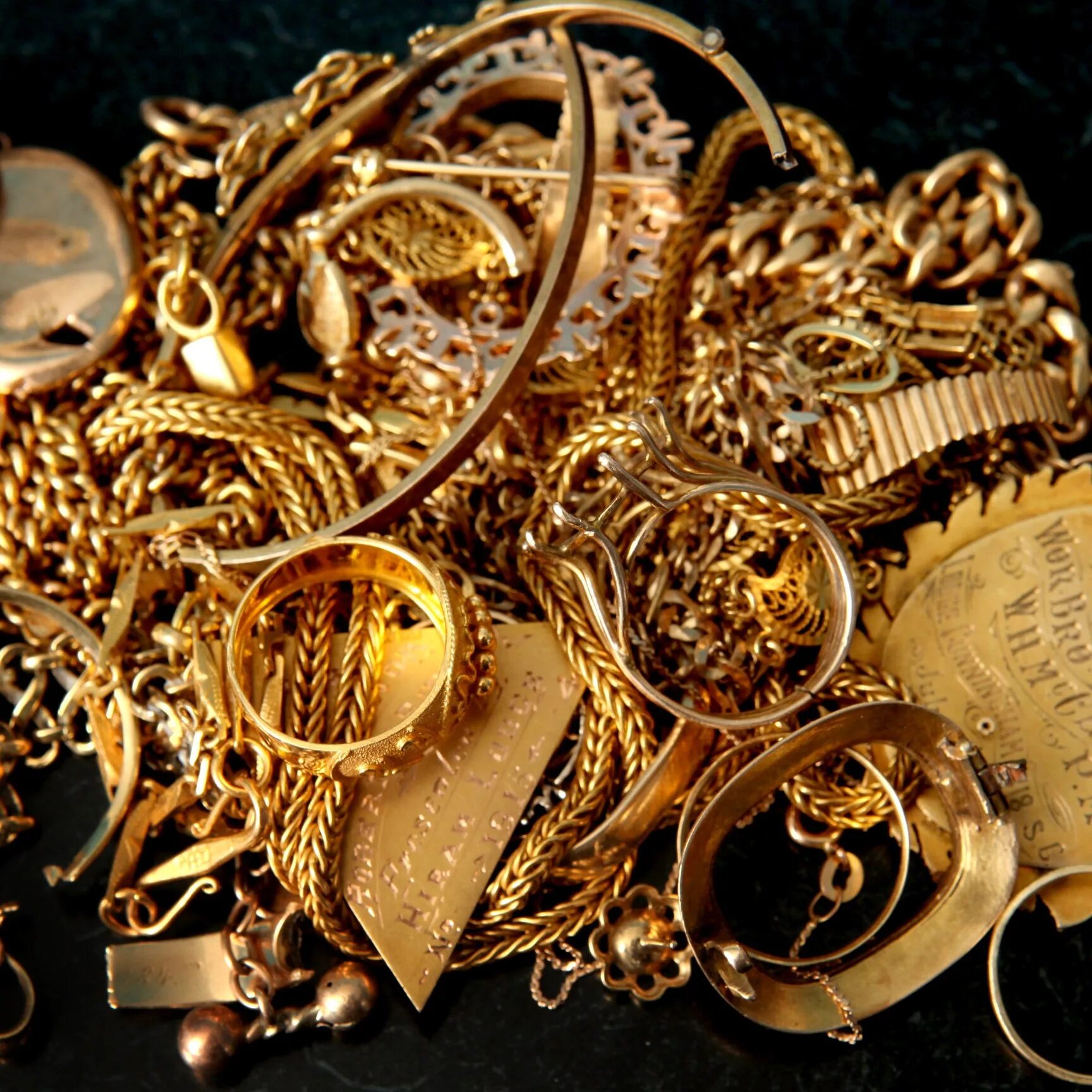 Лом золота цена за 1 грамм сегодня. Золотые украшения. Лом золота. Лом ювелирных изделий. Ювелирные изделия из драгоценных металлов.