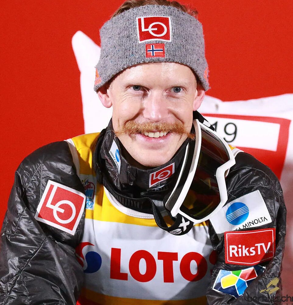 Усы рисунок. Мужчина с длинными усами. Черные усы. Летающие усы. Летающие усы.