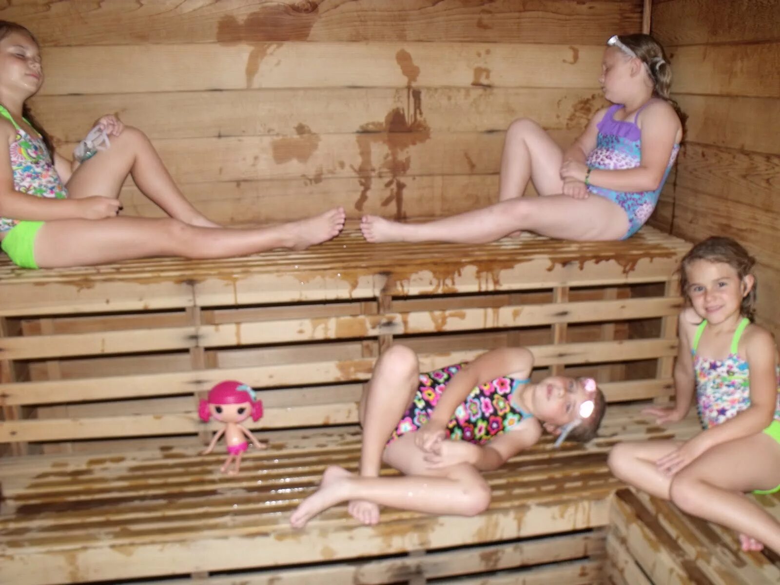 Сауна дочка. Сауна мамы дочери. Сауна дочка. Семейный поход в баню. Дочь в сауне.