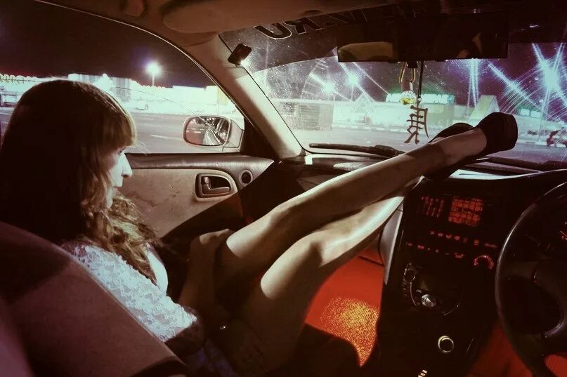 На пассажирском купе запах ее темных. Девушка в салоне автомобиля. девушка на пассажирском. девушки на панели. девушка в салоне toyota mark 2.