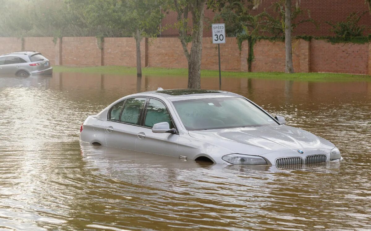Затопленные машины. Затопило авто. Машина затоплена. Автомобиль утопленник.