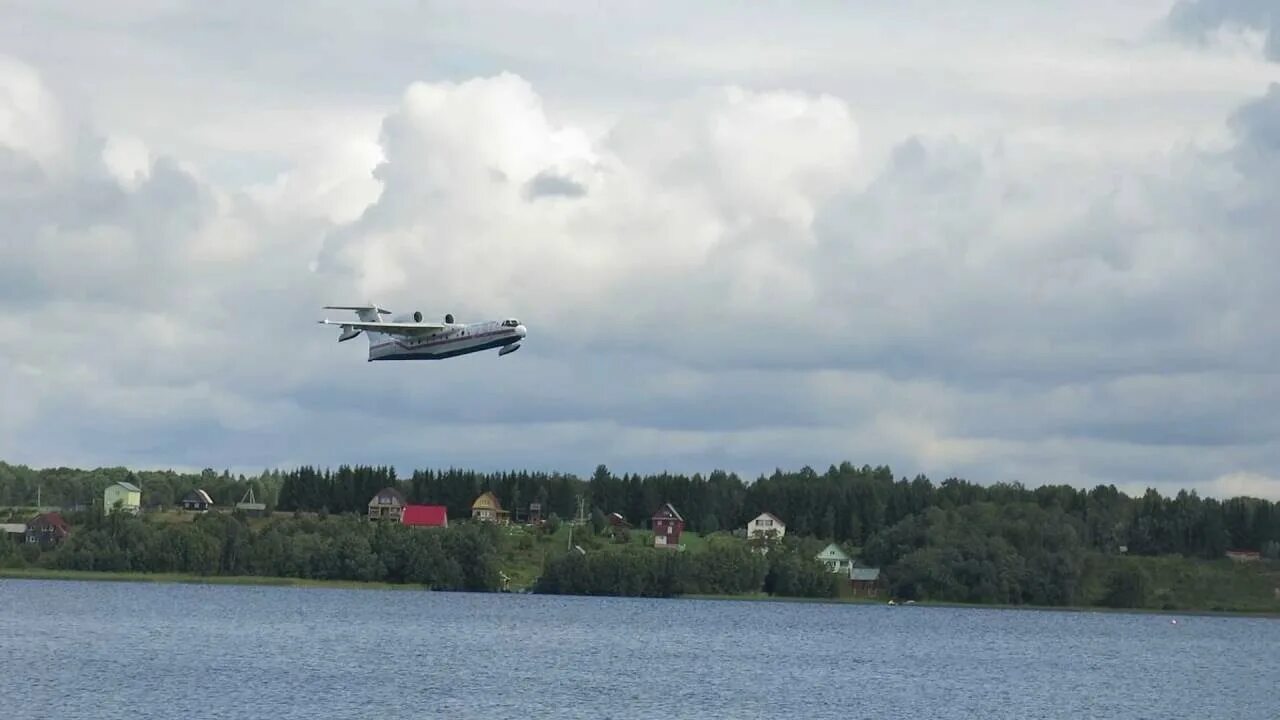 Самолет над каневской. Бе-200 гидросамолёт. Самолет в озере. Самолет на Великом озере. Озеро великое Тверская область самолет.