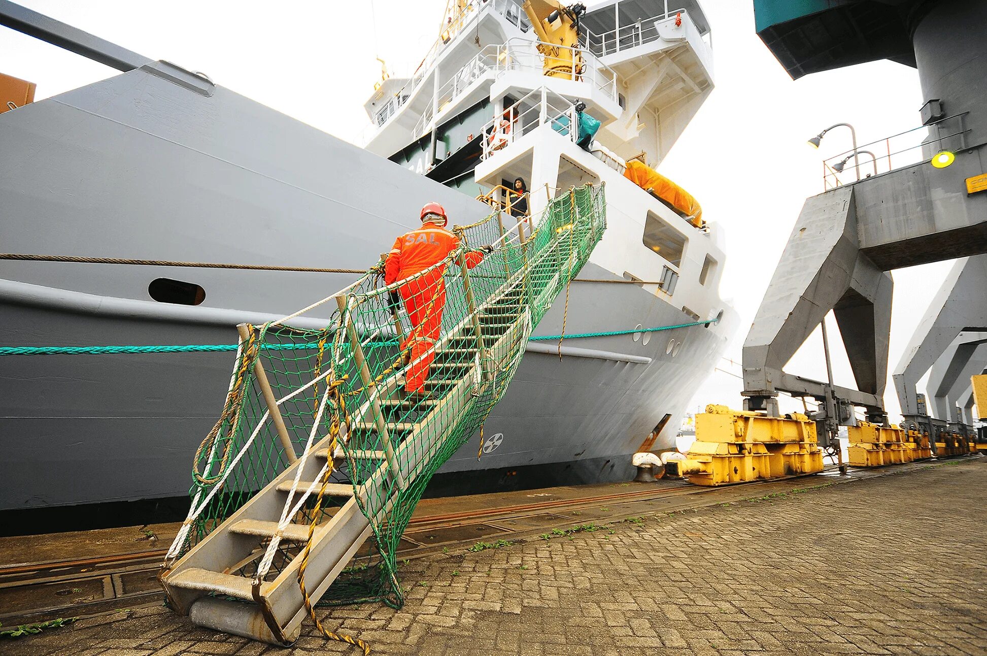 Катер для смены экипажа. Судно бразильское коза. Ship Crew change. Смена экипажа в Панаме.