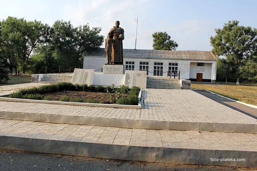 Погода в поселке орловском. Поселок Орловский Ростовская область мемориал. Памятники поселка Орловского Ростовской области. Х.Островянский Ростовской памятники. Хутор веселый Ростовская область.