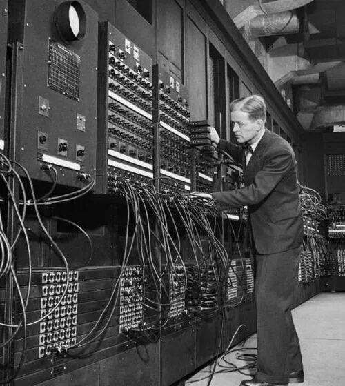 Язык первых компьютеров. Интересные компьютеры. Самый первый язык на земле. Первый язык. Джон маккарти искусственный интеллект.