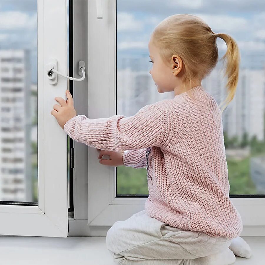 Безопасные окна для детей. Детские замки на пластиковые окна. Ребенок у окна. Замки на окна для безопасности детей.