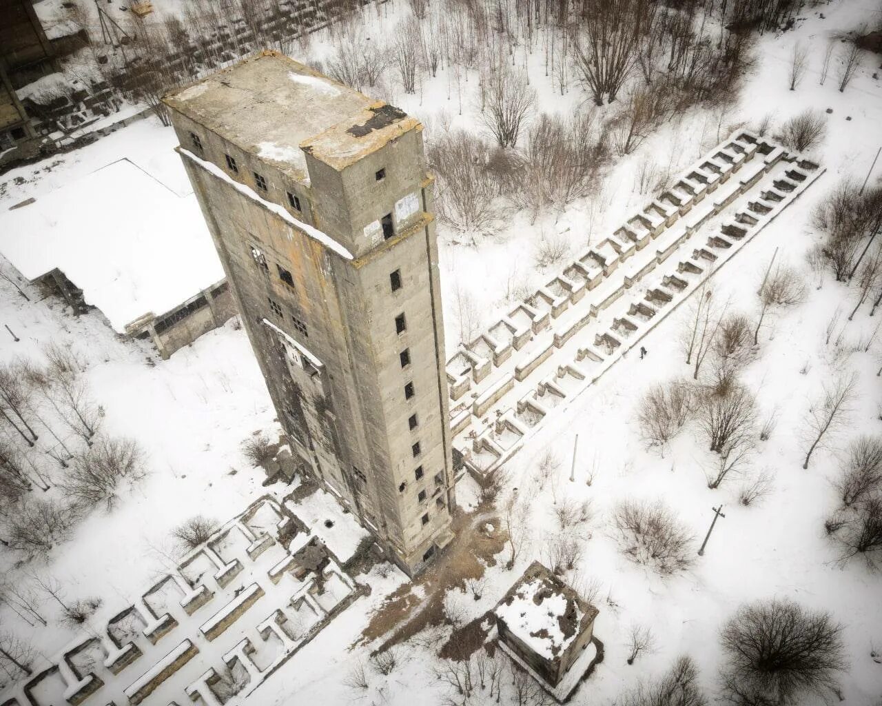 Старый заброшенный магазин. Ржаксинский элеватор заброшенный. Заброшенный элеватор кирсанов. Бассейн юность арзамас. Заброшки арзамаса.