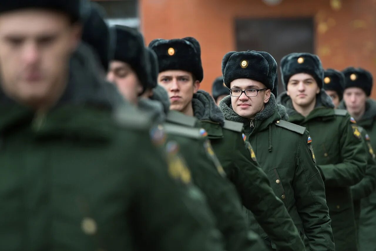 Военнослужащие по призыву. Срочники. Солдаты в поезде. Срочников отправляют домой. Военнослужащий на вокзале.