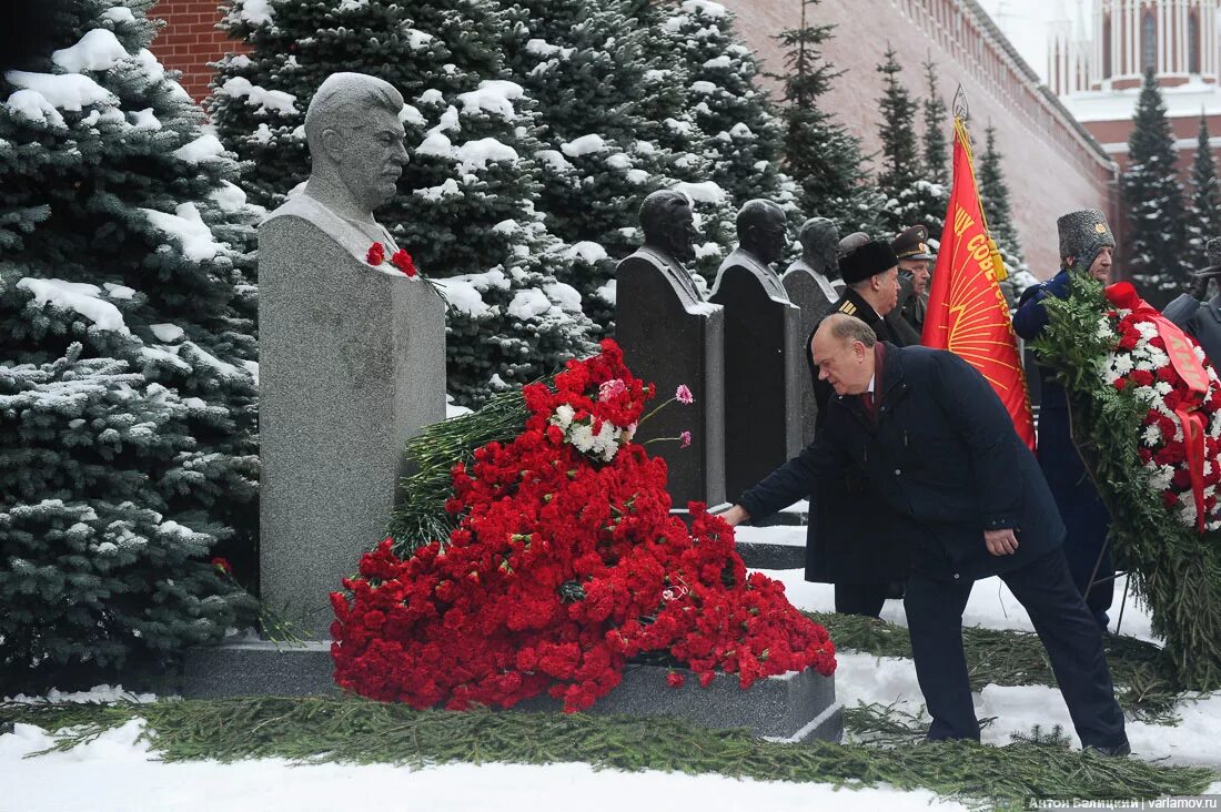 Где похоронен сталин иосиф виссарионович кладбище. Сталин иосиф виссарионович могила. могила иосифа сталина. могила сталина иосифа виссарионовича. иосиф сталин могила.