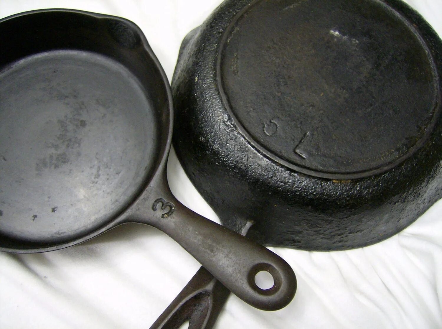 Под которую удобно чугун. Cast iron skillet. skillet pan. зеркальный чугун. вилка чугун.
