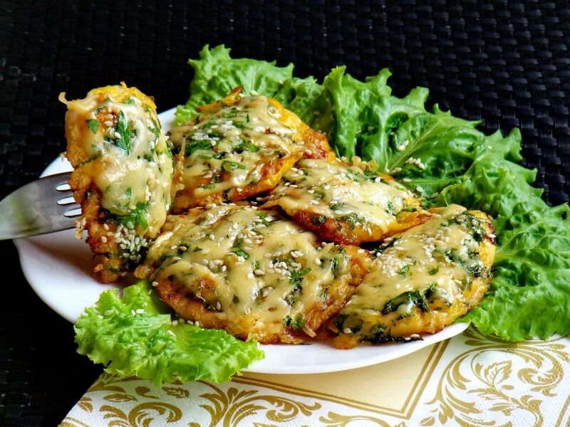 сочные вкусные отбивные из свинины. отбивные с салатом. отбивная с зеленью. шницель по венски. сочные отбивные из свинины.